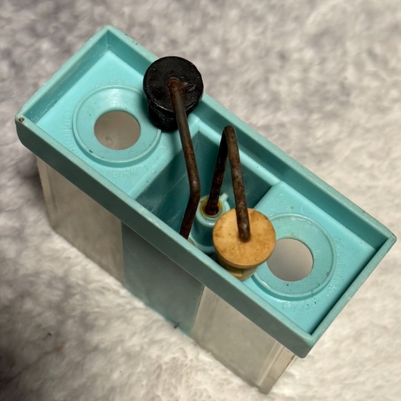 Vintage MCM Whirley Industries Push Button Salt And Pepper Shakers Aqua Blue - Picture 6 of 6